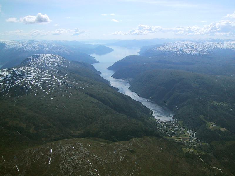 270603Granvinfjorden.JPG (59065 bytes)